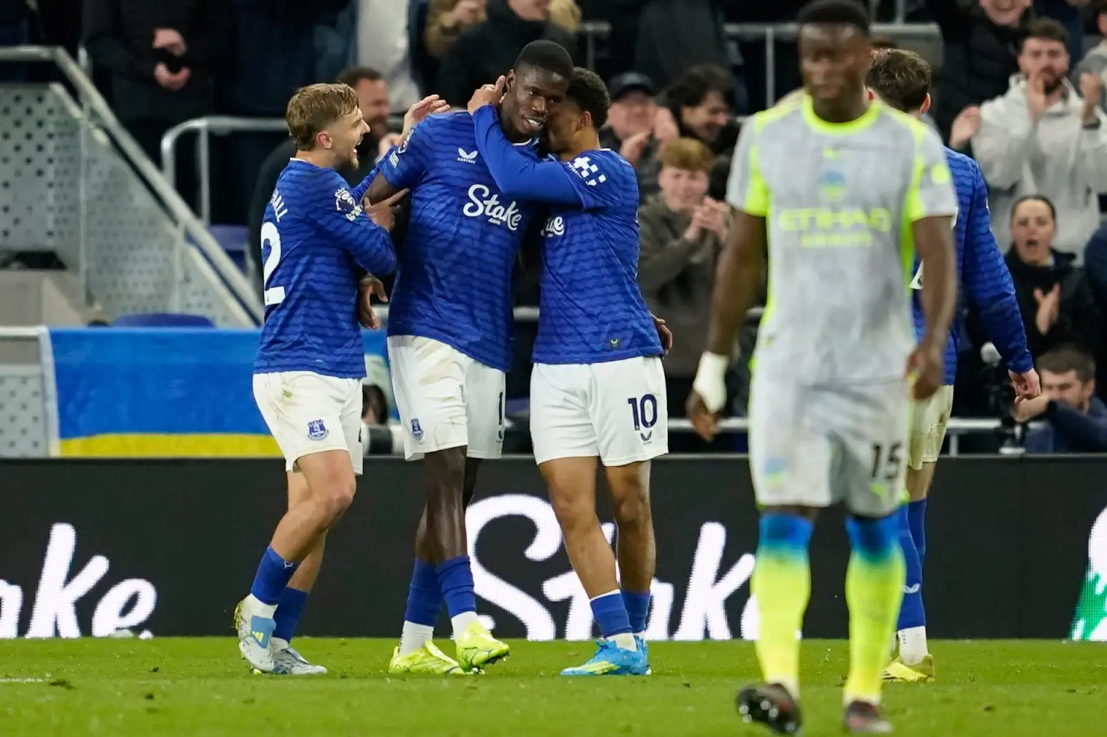 Everton Celebrating a Goal