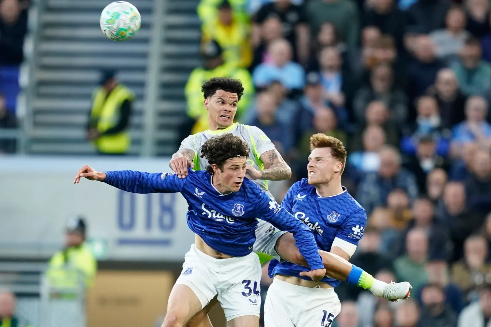Everton & Man City Battle for the Ball