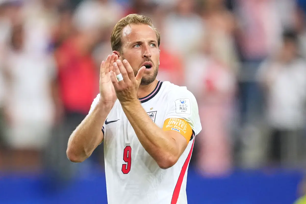 Harry Kane Applauds