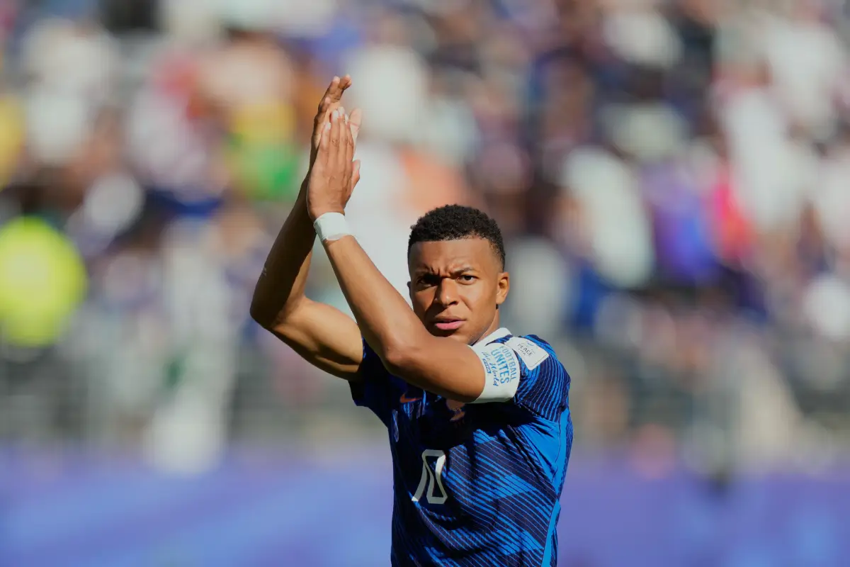Kylian Mbappe Applauds Fans