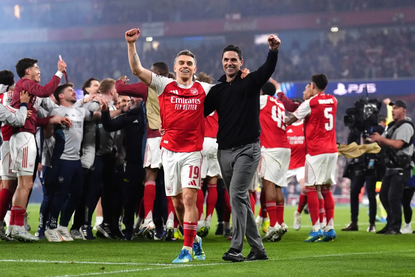 Leandro Trossard and Mikel Arteta Celebrate